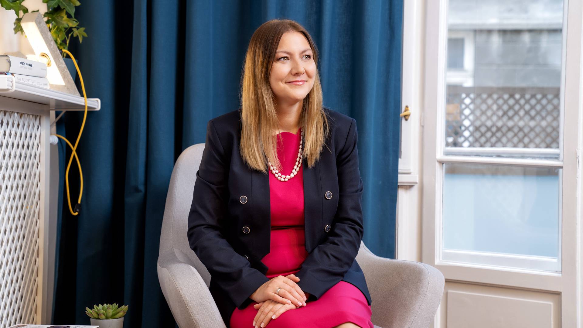 Катерина Шопова, HR директор в Лидл България, седнала на кресло.