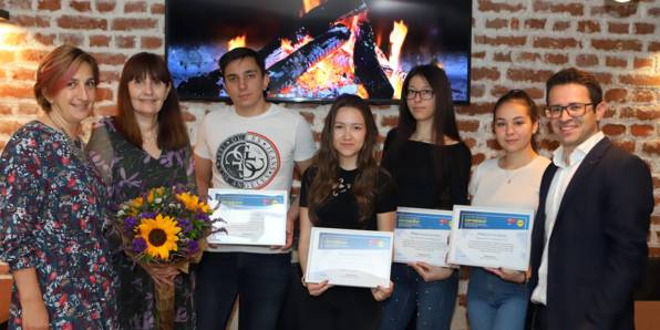 първи випуск дуално обучение получава своите сертификати за успешно завършване от Лидл България през две хиляди и двадесета година