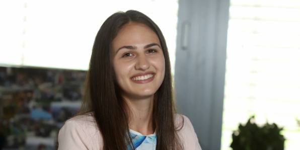 Мелани Сергиева стажант в Лидл България в офис кухня