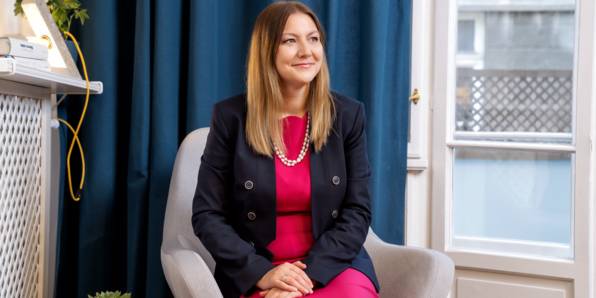 Катерина Шопова, HR директор в Лидл България, седнала на кресло.