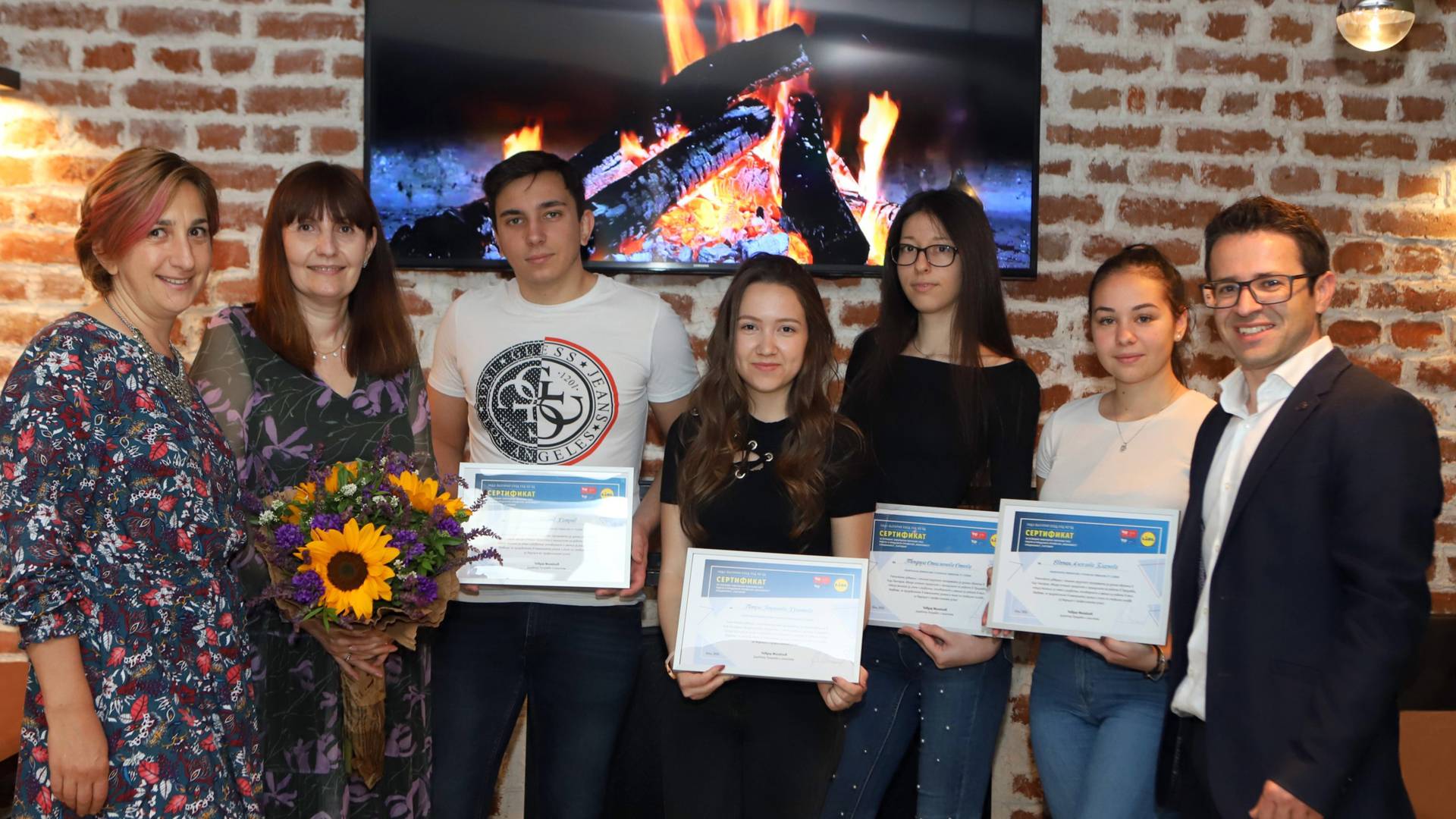 първи випуск дуално обучение получава своите сертификати за успешно завършване от Лидл България през две хиляди и двадесета година