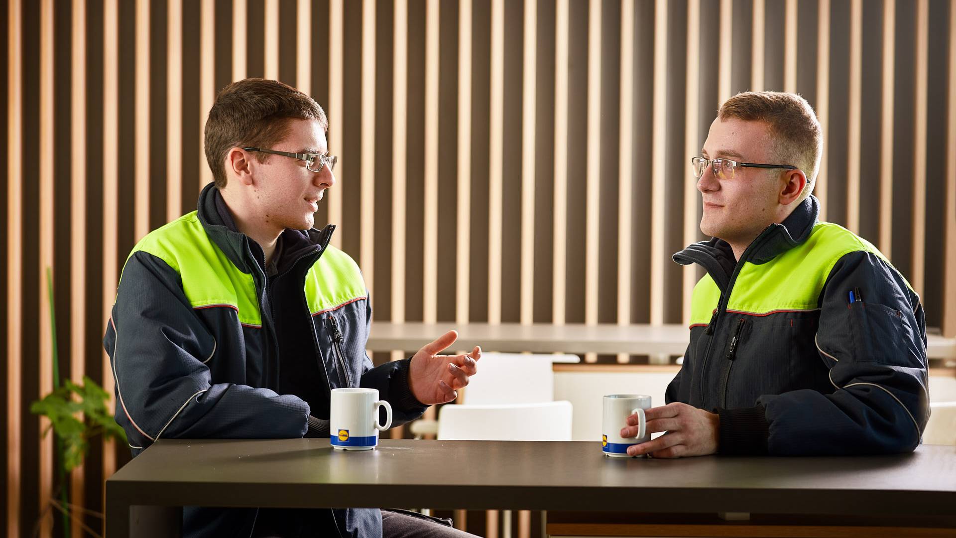 Двама колеги пият кафе в кантината в Равно Поле. От ляво е Кристиян Начев.