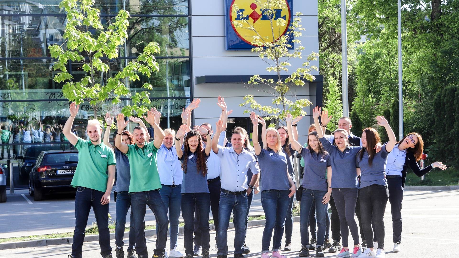 Служители на Lidl пред магазина в жк. Борово