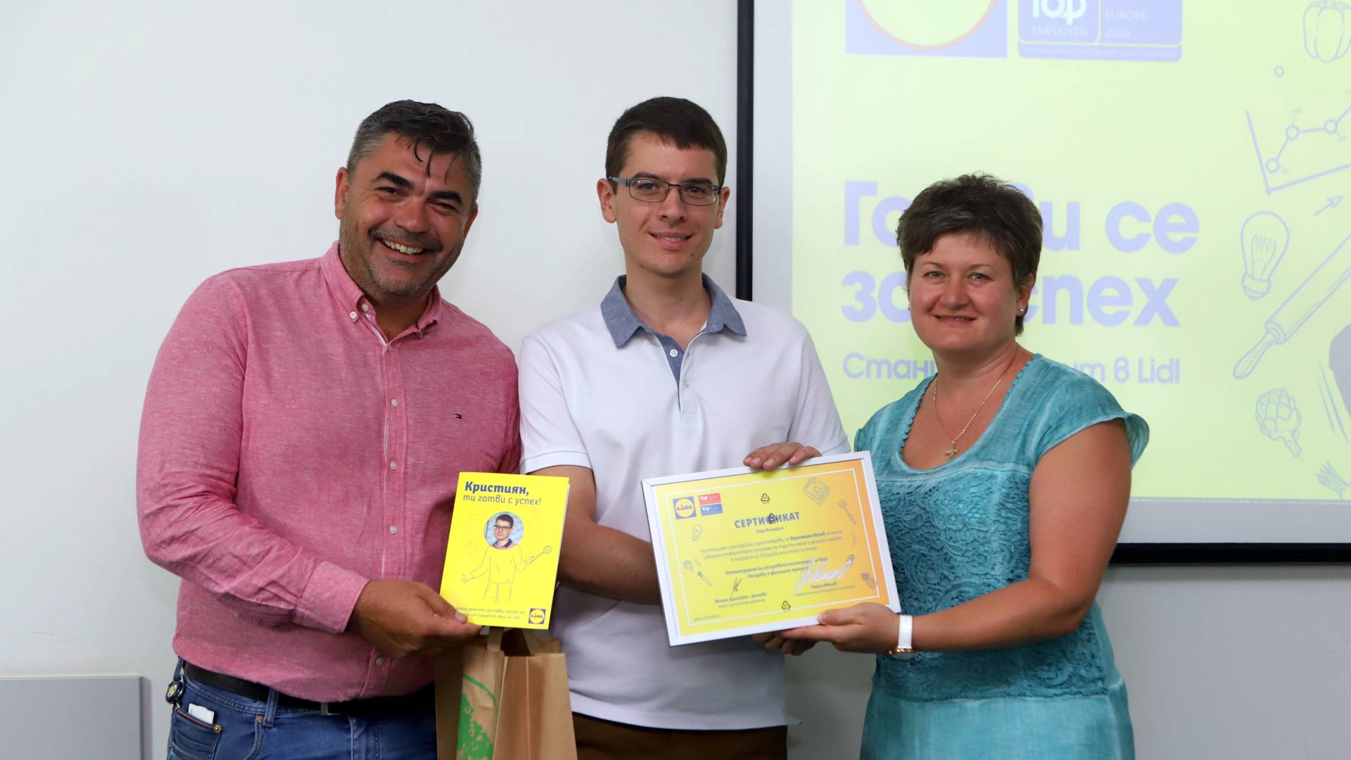 Кристиян Начев получава сертификат от управител продажби и логистика Георги Иванов и главен изпълнителен директор Милена Драгийска