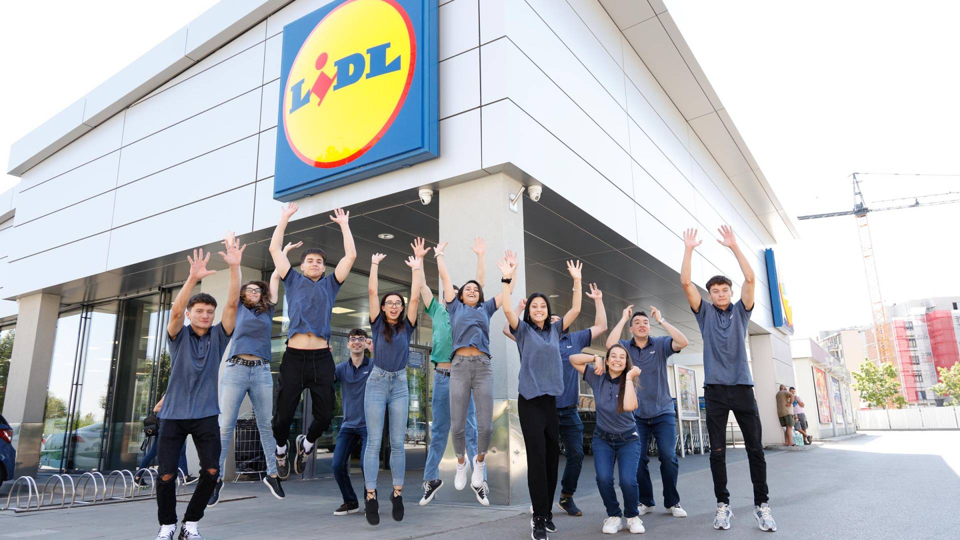 Младежи изразяват радостта си пред магазин на Лидл България