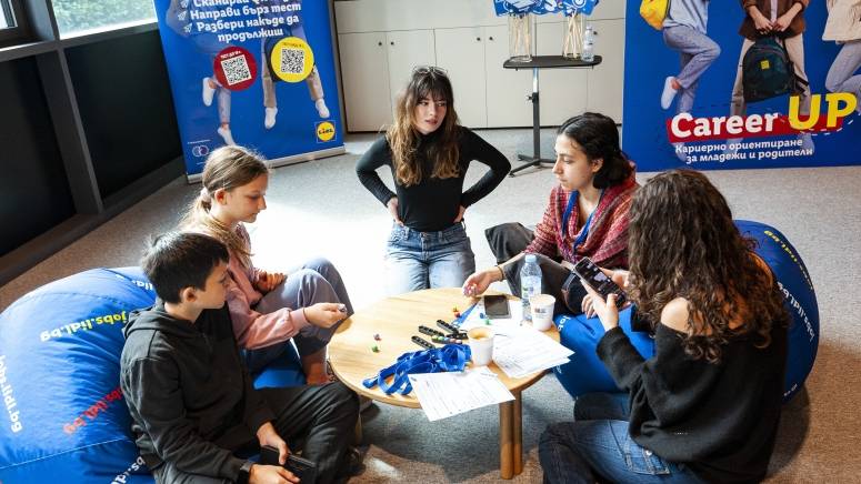 ученици седят на барбарони на заден план банери на събитието career up