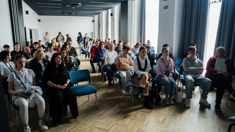 седнали в зала посетители и участници в събието career up