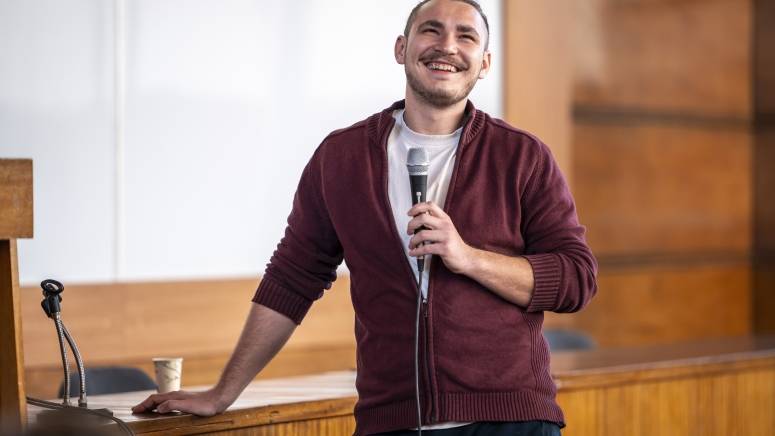 Шем Димитър Тончев с микрофон в ръка