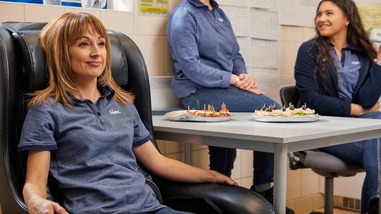 Колежка на масажен стол в стаята за почивка в магазин на Lidl.