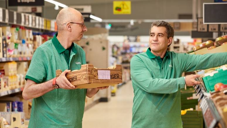 Служители подреждат плодовете във филиал на Lidl