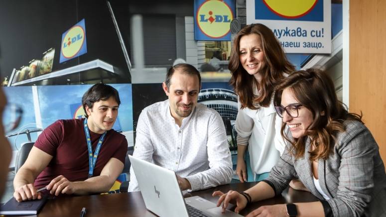 Служители в конферентна зала в офис Централа на Лидл България, Равно поле пред лаптоп