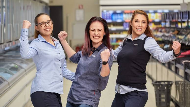 Щастливи служителки на Lidl в магазина.