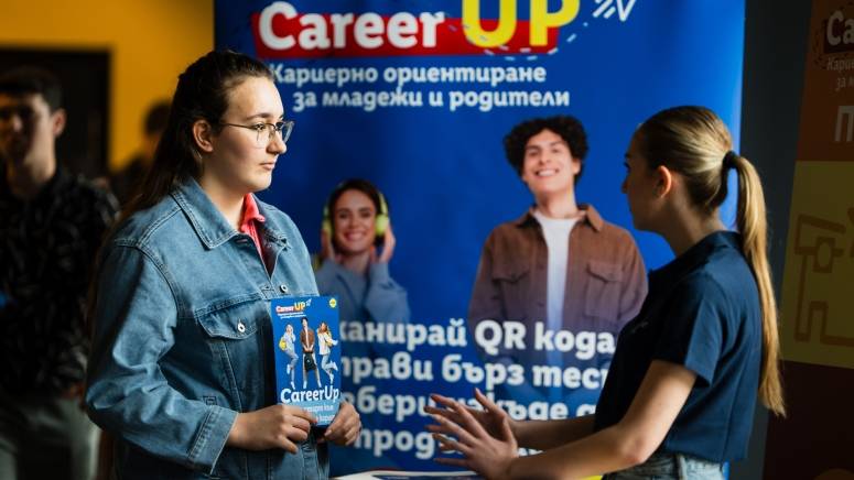 посетител и кариерен консултант разговарят по време на събитието career up