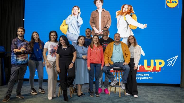 организатори и участници от страна на лидл на сцената на събитиет career up  в софия