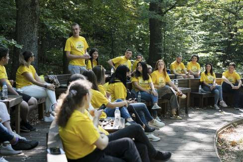 Тринадесет стажанта и техните ментори в дискусия по темата за устойчивото развитие и социално отговорните практики на Lidl в полите на планина Витоша
