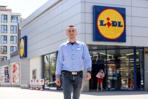 Успешен практикант пред магазин на Lidl