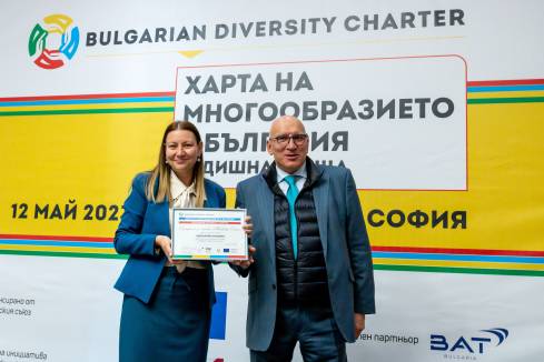 Катерина Шопова директор човешки ресурси в Лидл България получава сертификат за присъединяване към Харта на многообразието в България от Левон Хампарцумян