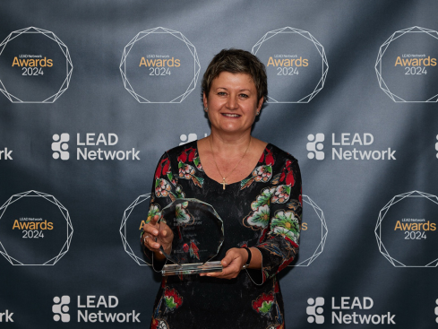 Милена Драгийска позира с престижна награда от Lead Network