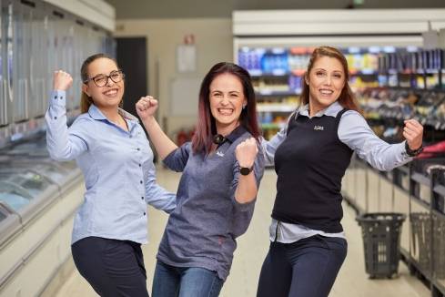 Щастливи служителки на Lidl в магазина.
