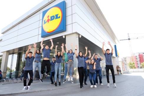 Младежи изразяват бурно радостта си пред магазин на Лидл България
