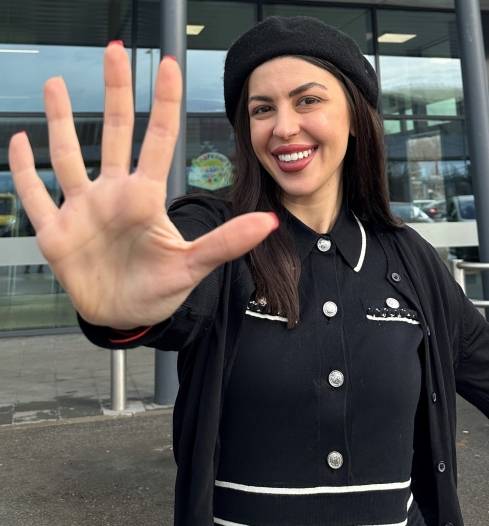 Усмихнато момиче показва 5 пръста