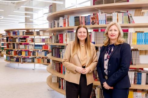 Проф. д-р Цветана Стоянова, зам.-ректор по институционално и бизнес сътрудничество и студентски политики и Катерина Шопова, директор „Човешки ресурси“ в Лидл България