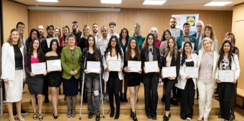 15 студенти от ромски произход бяха отличени със стипендии - обща снимка от награждаването
