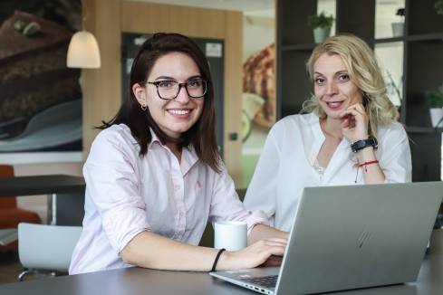 Полина Мицева, Employer Branding специалист и Светлана Кисьова, сътрудник HR Reporting и Global Mobility