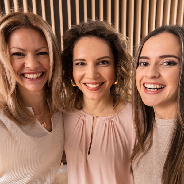 Три усмихнати жени селфи