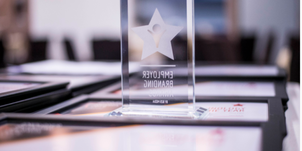 Статуетка по случай годишните награди на b2b Media