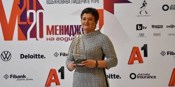 Изпълнителният директор на Лидл България, Милена Драгийска със спечелената статуетка "Мениджър на годината" 2020